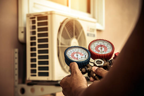 Professional Hvac Maintenance technician working in Des Moines, IA